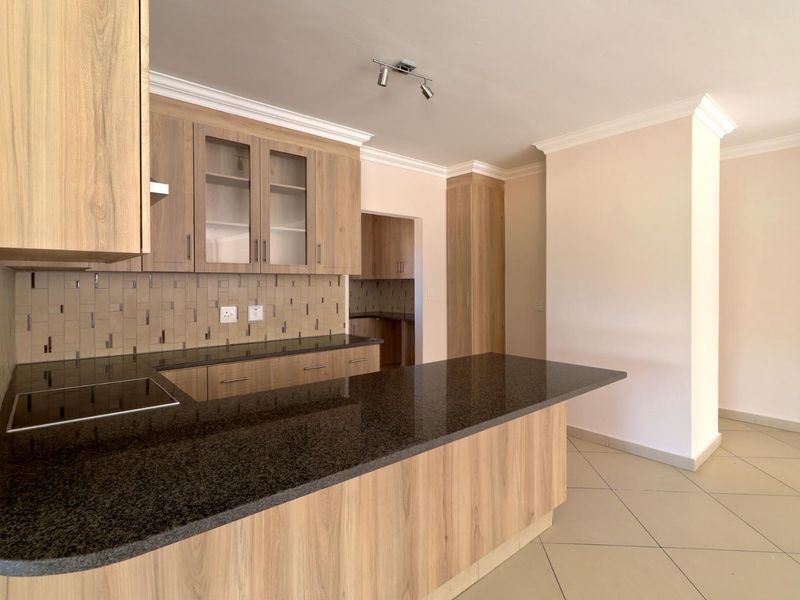Spacious, ultra-modern 3 bedroom 1st Floor Apartment - Photo 3