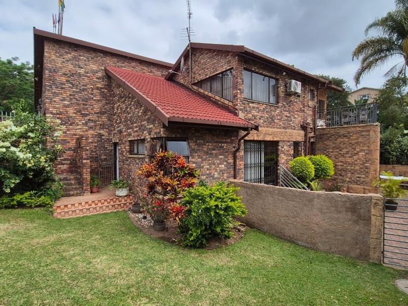 Spacious Moorton Residence: Four Bedrooms, Dual Kitchens, Enhanced Security. - Photo 1