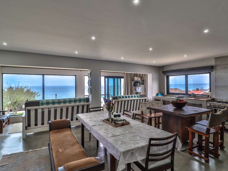 4 Bedroom Luxurious Family Home with Panoramic Ocean View - Photo 10