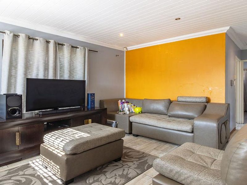 Modern 3-Bedroom Family Home for Sale in Oxford, Hagley - Photo 3