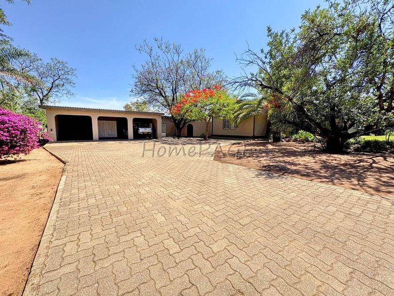 Otjiwarongo:  Neat home with flat on large plot is for Sale - Photo 6