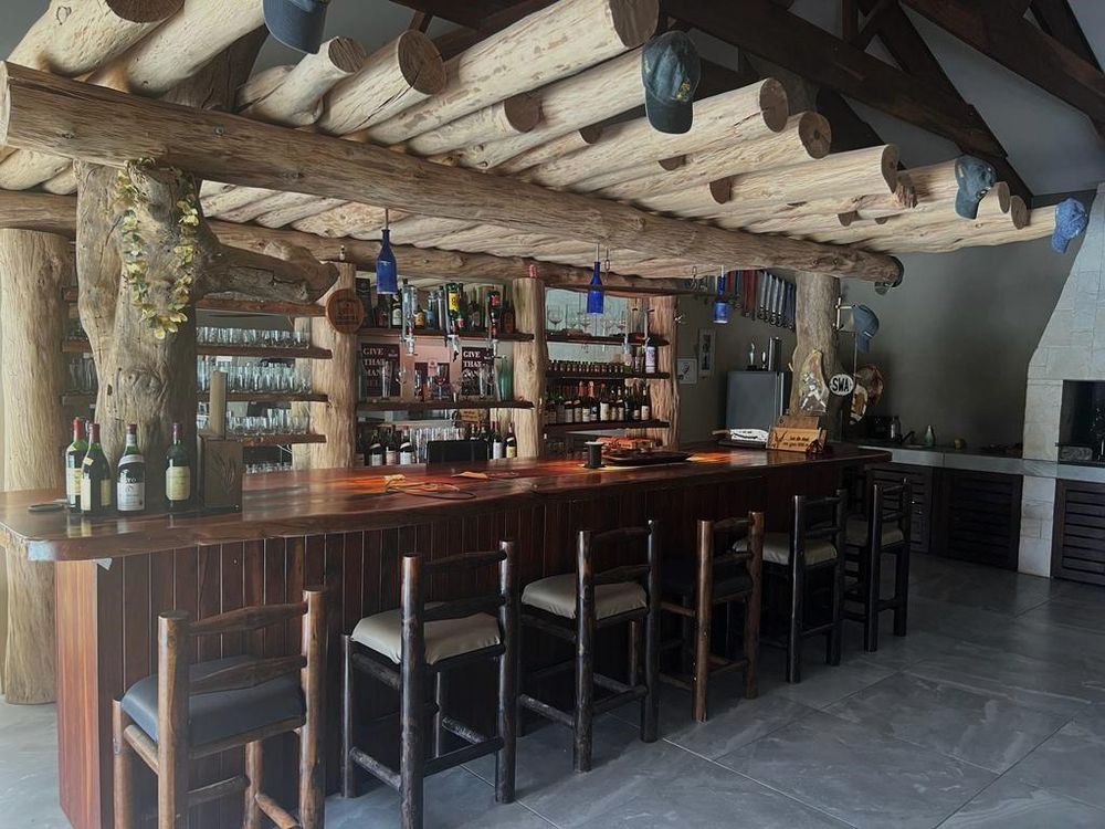 Open-plan entertainment area with Bar, lounge, dining, and 2 x built-in BBQ