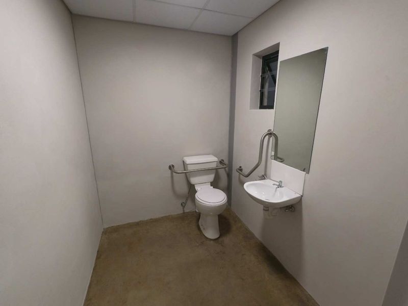 121sqm Warehouse space to let - Montague Gardens - Photo 10