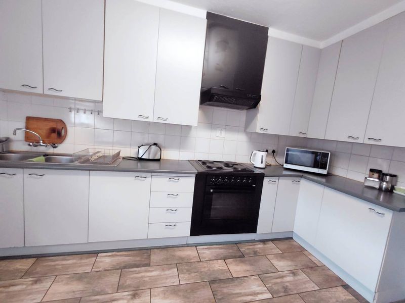 Entertain & Unwind: 2-Bedroom with a Private Garden - Photo 3