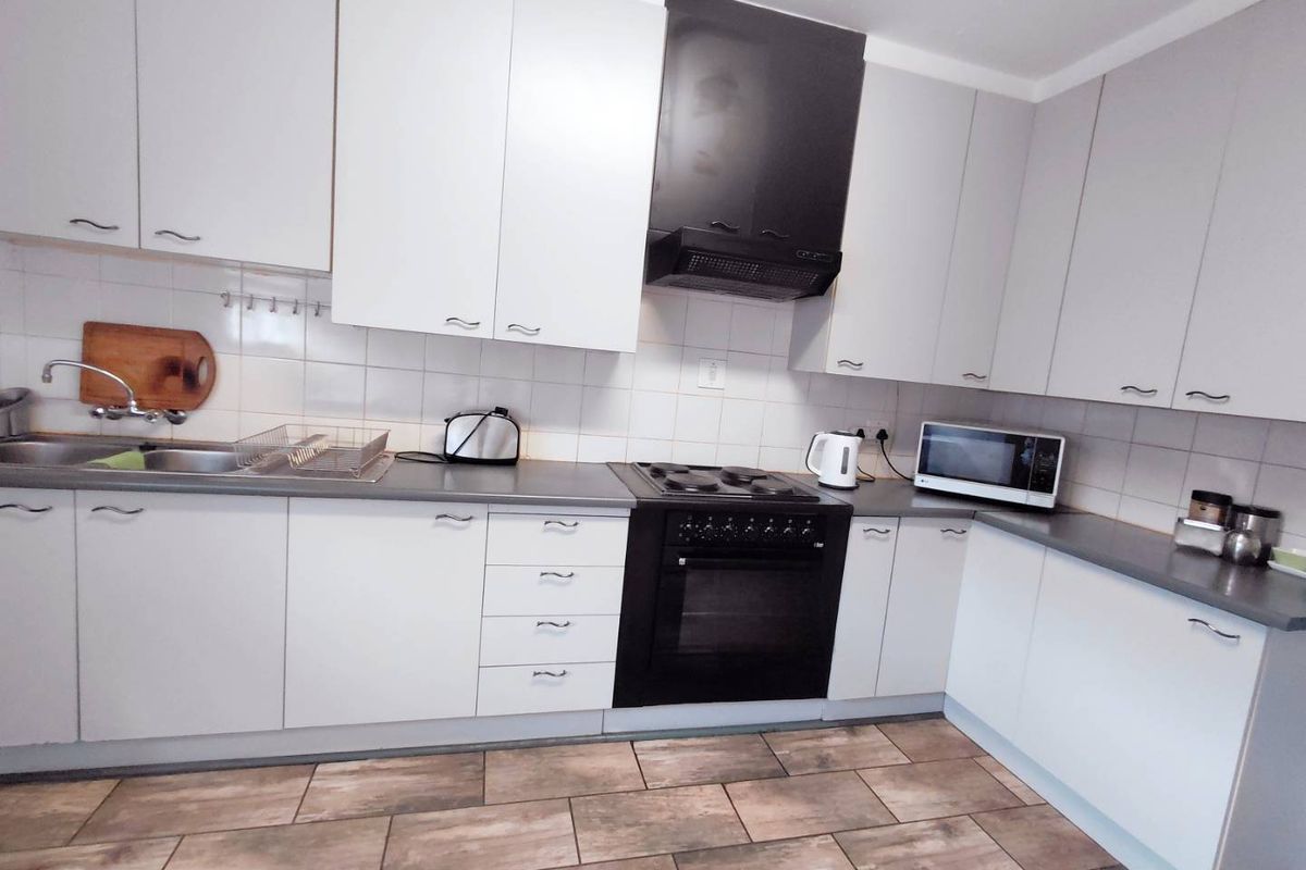 Entertain & Unwind: 2-Bedroom with a Private Garden - Photo 3