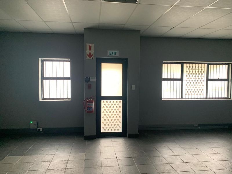Spacious Warehouse with Air-Conditioned Office & Mezzanine Space - Photo 8