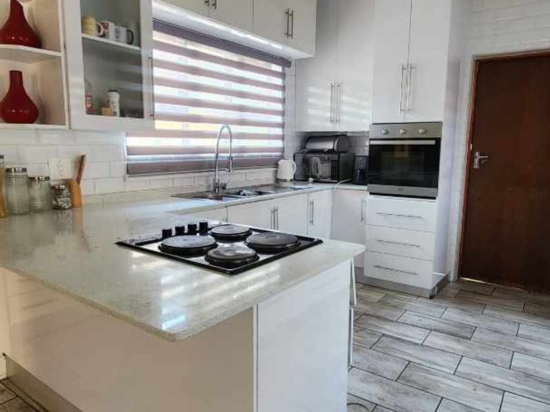 5 Bedroom Family Home For Sale in Ninapark - Photo 3