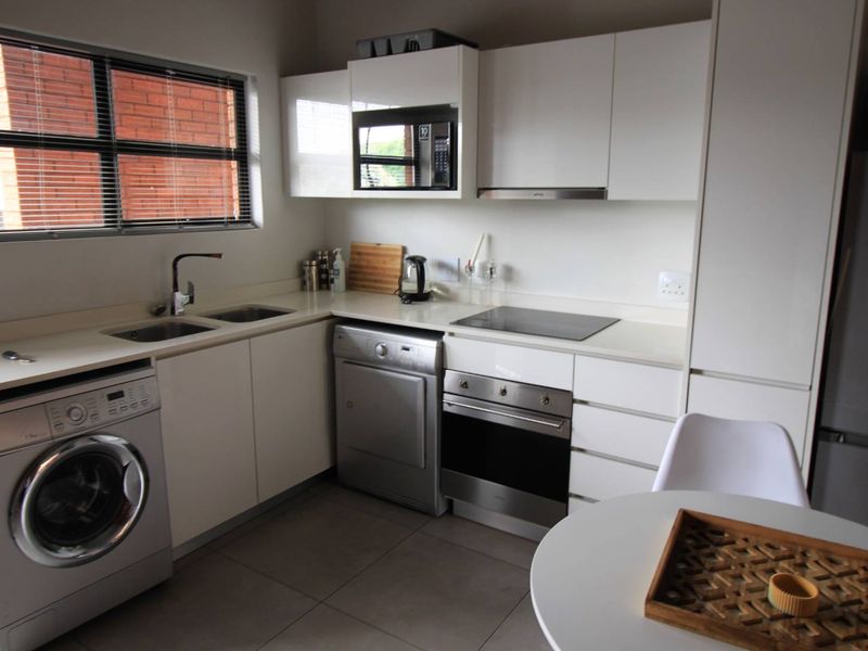 Stunning Fully Furnished One Bedroom Apartment in Melrose - Photo 3