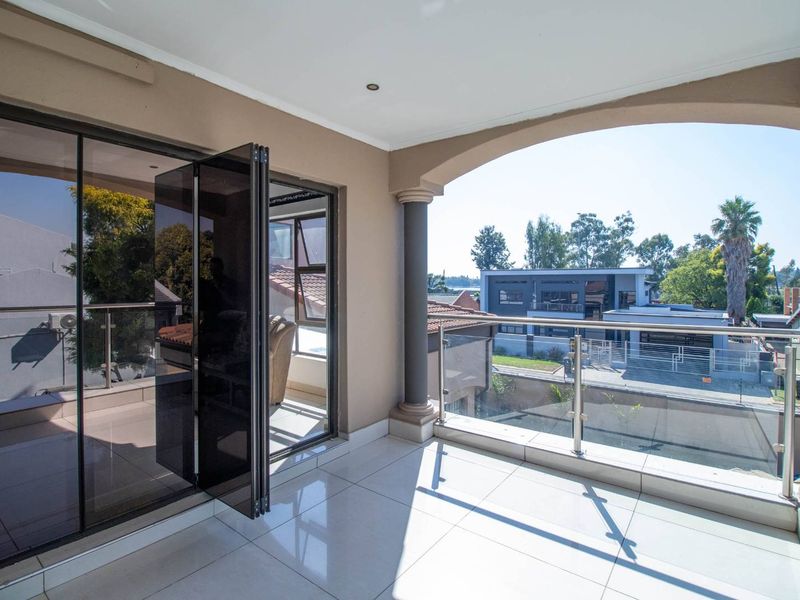 Exquisite Double Story 5 bedroom home in Lakefield Ext. 21 - Photo 9