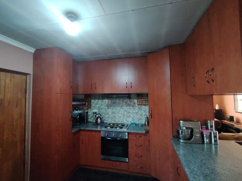 For Sale, 3-Bedroom House in Grassland - Photo 9