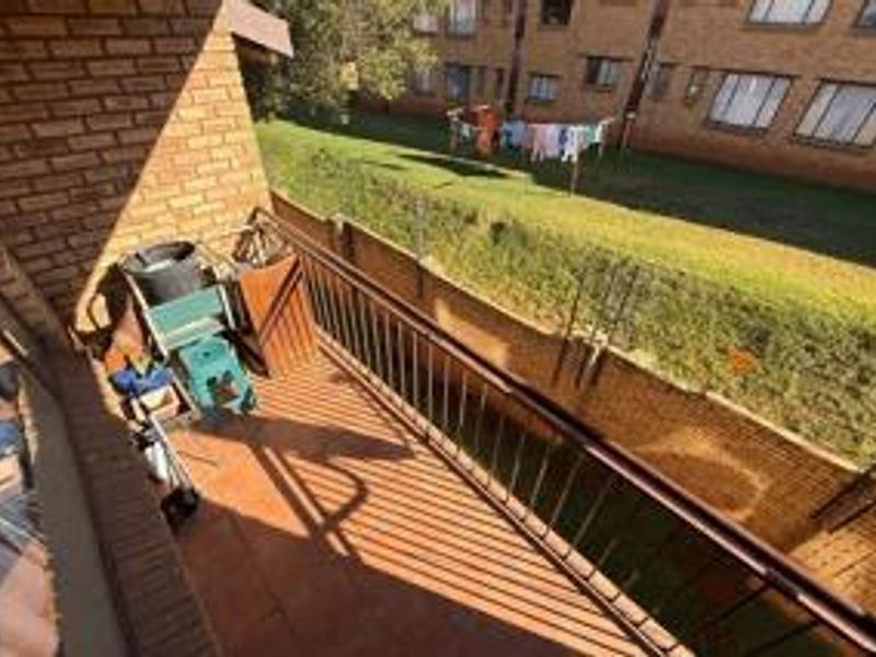 2 BEDROOM UPSTAIRS TOWNHOUSE FOR SALE IN MEREDALE, JOHANNESBURG SOUTH - Photo 2