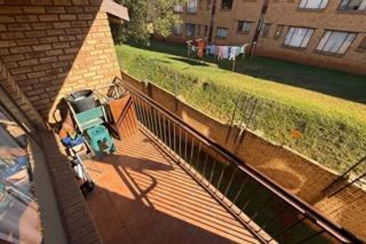 2 BEDROOM UPSTAIRS TOWNHOUSE FOR SALE IN MEREDALE, JOHANNESBURG SOUTH - Photo 2