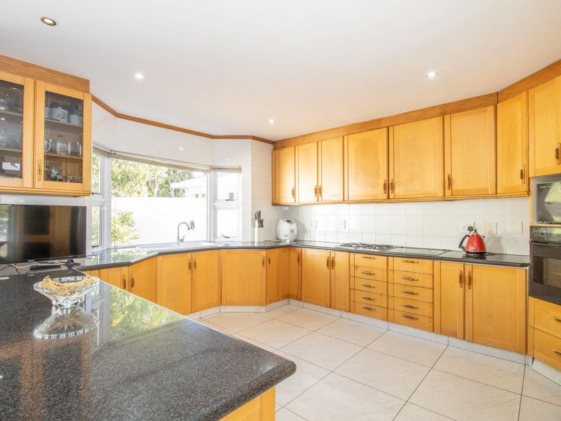 A winner with space and style – the size will surprise. - Photo 8