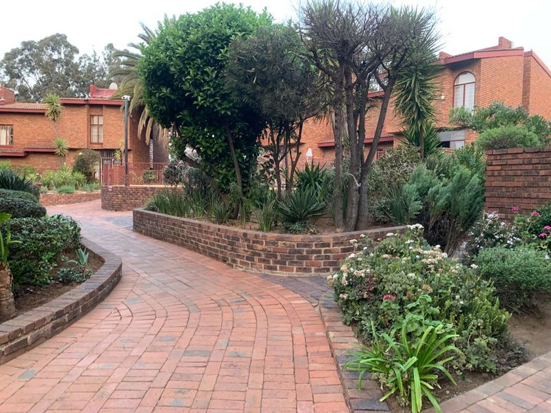 Charming 2-Bedroom Duplex for Sale in Hill Linmeyer Gardens Village - Photo 2