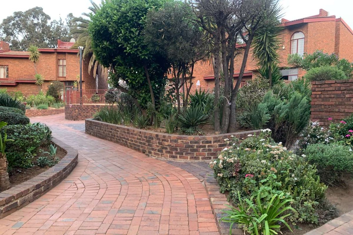 Charming 2-Bedroom Duplex for Sale in Hill Linmeyer Gardens Village - Photo 2