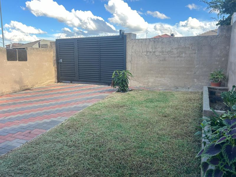 Clayville - R 850 000 with 2 beds, 1 bath - Photo 3