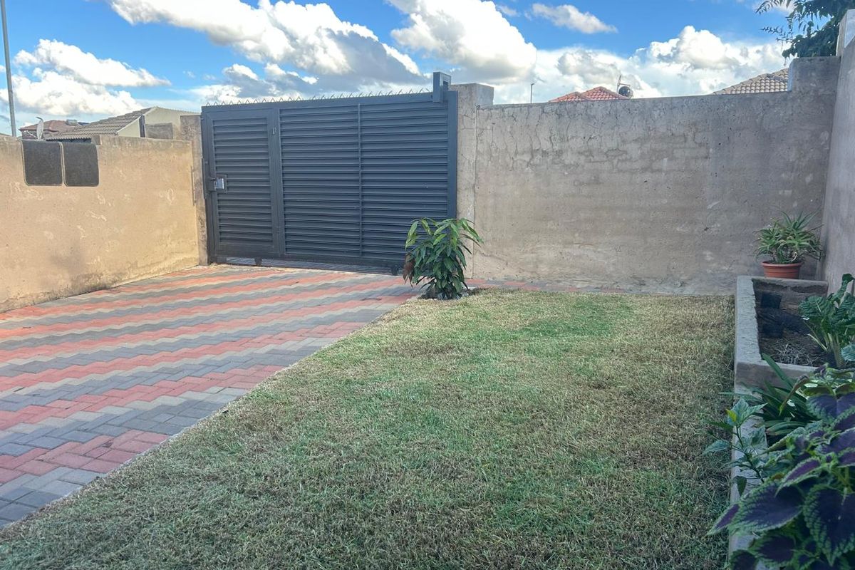 Clayville - R 850 000 with 2 beds, 1 bath - Photo 3