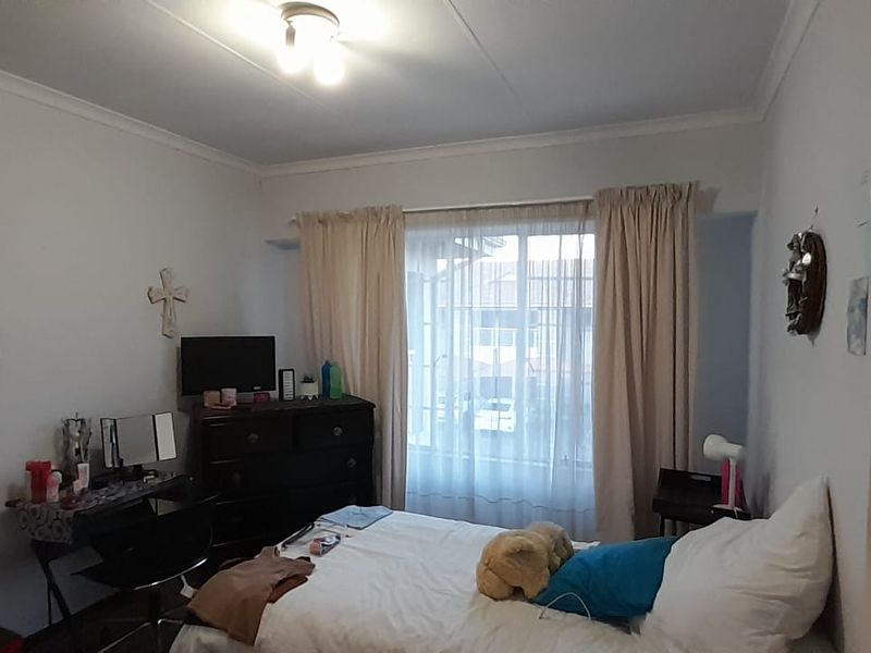 Spacious living in a well-maintained complex - perfect for comfortable family living - Photo 8