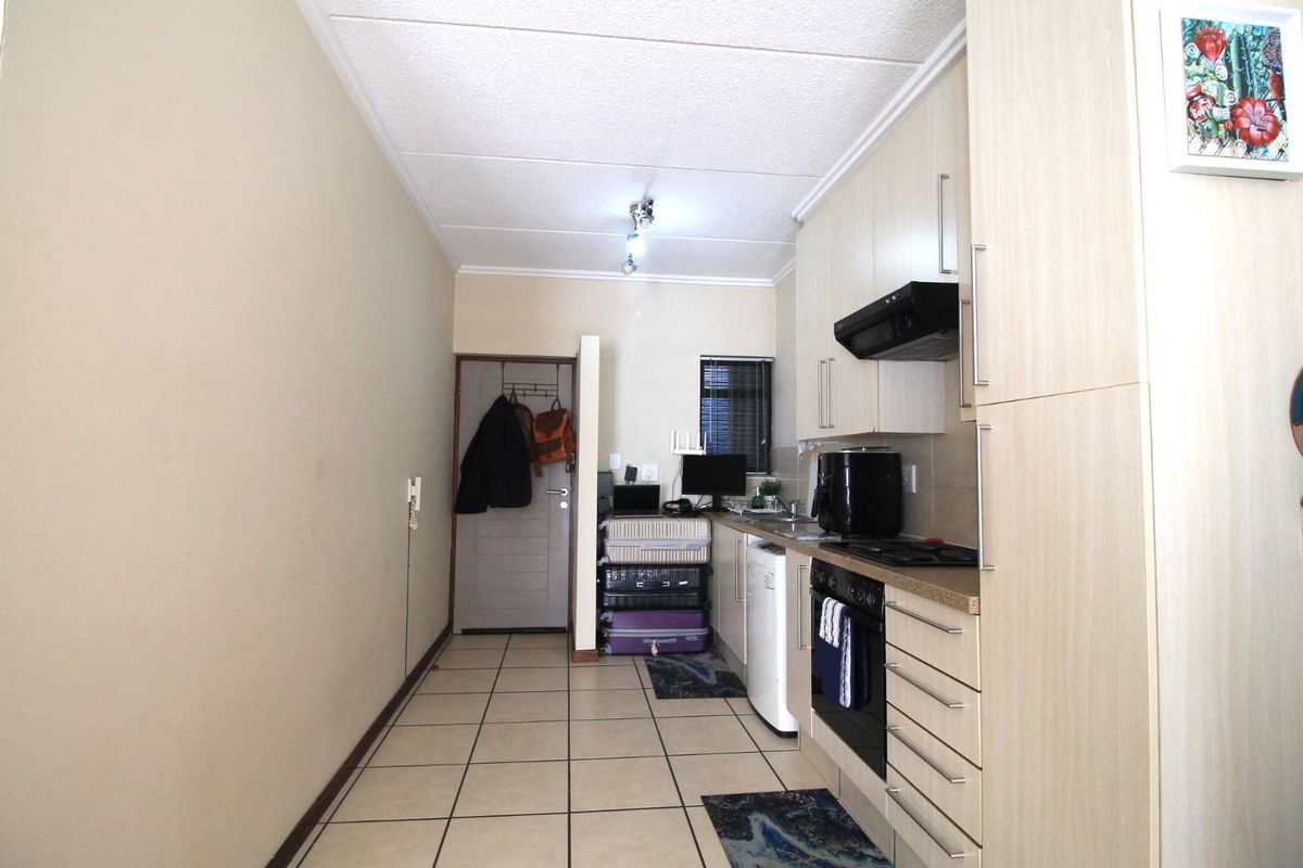 Lovely and sunny BACHELOR/STUDIO apartment - Photo 5
