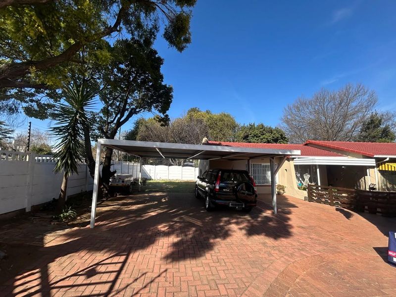 Brackendowns Beauty: Sprawl Out in Style with Grand Bedrooms, a Massive Garden & Bonus Flat! - Photo 4