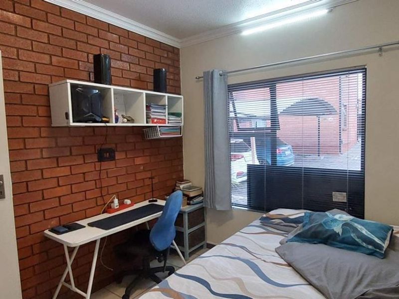 Ground-floor comfort with room for pets and family - Photo 8