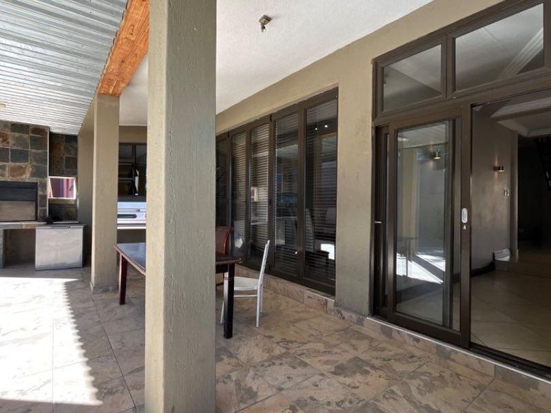 🏛️ FOR SALE | AUASBLICK Double STORY LUXURY HOME Erf Size 750 square meters N$8,454 000 | Excl. costs  6 Bed | 3 Bath | 3 living Areas | - Photo 6