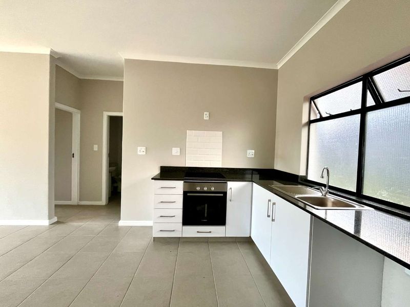 Elegant 2 Bedroom Apartment with Scenic Garden Views - Photo 2