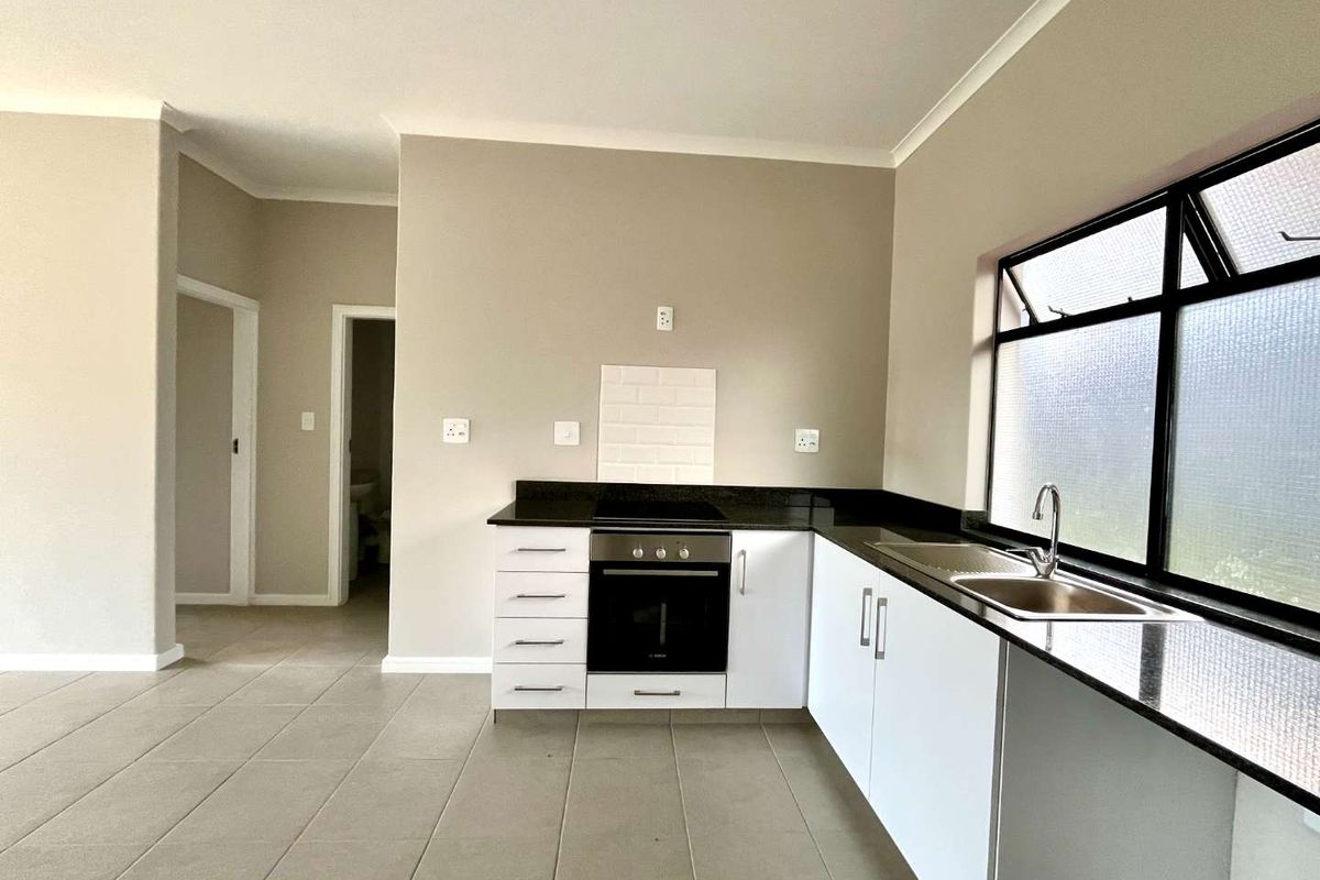 Elegant 2 Bedroom Apartment with Scenic Garden Views - Photo 2