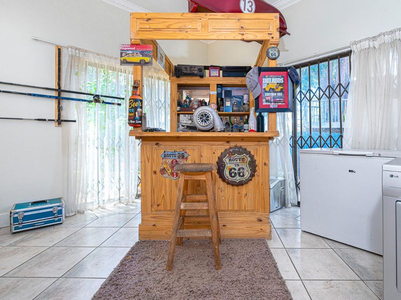 Renovator’s Dream in Sought-After Bishopscourt - Photo 8