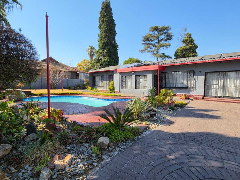 4 Bedroom House for Sale in Brackendowns - Photo 1