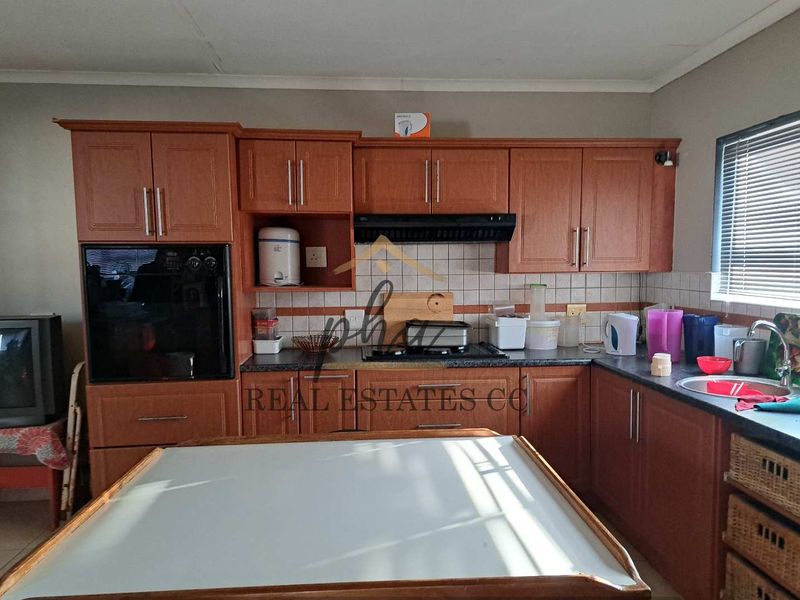 3 bedr Family home with 3 bedr Flat plus 3 garages in Walvis Bay selling for N$2 950 000.00 - Photo 8