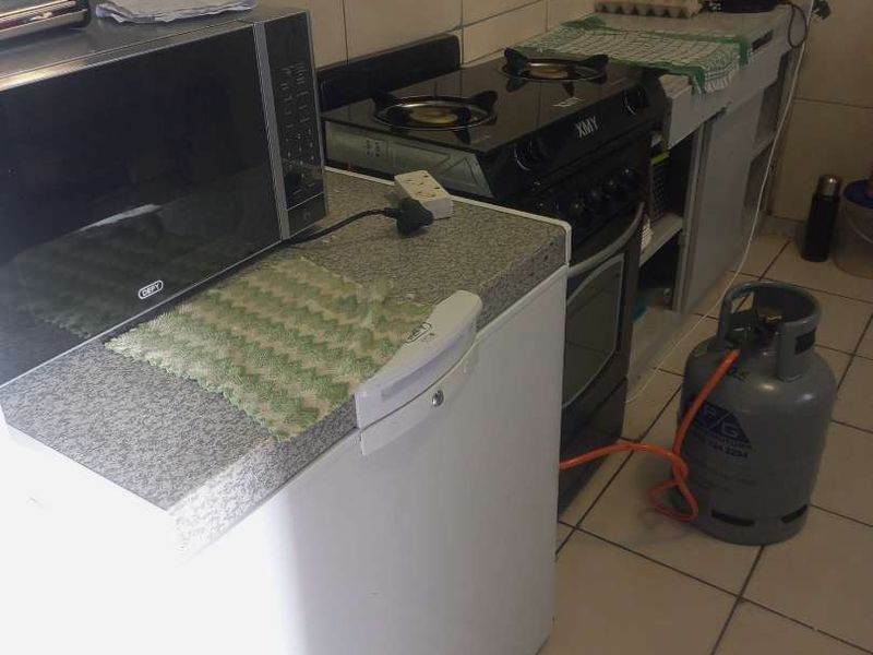 A spacious 1,5 bedroom apartment in Pretoria West is now for sale. - Photo 4