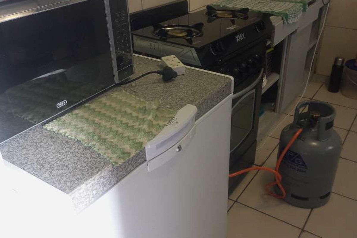 A spacious 1,5 bedroom apartment in Pretoria West is now for sale. - Photo 4