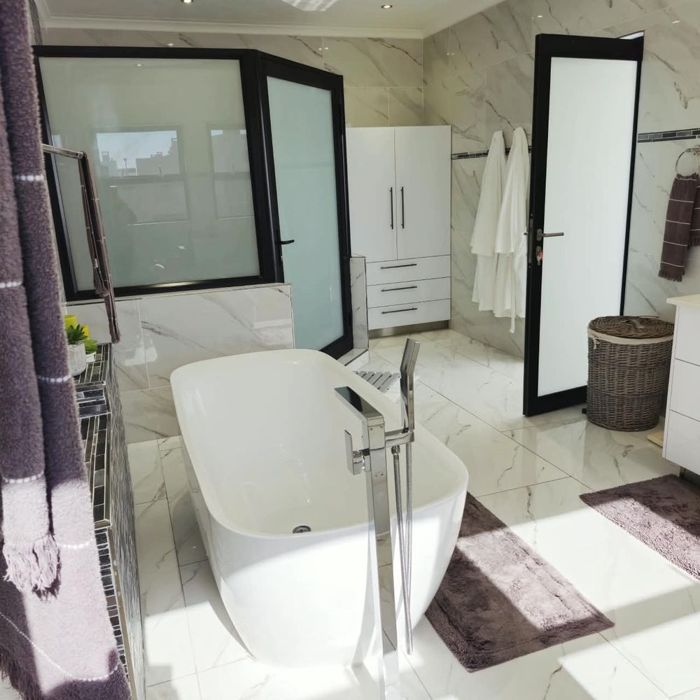 Main bedroom en-suit bathroom