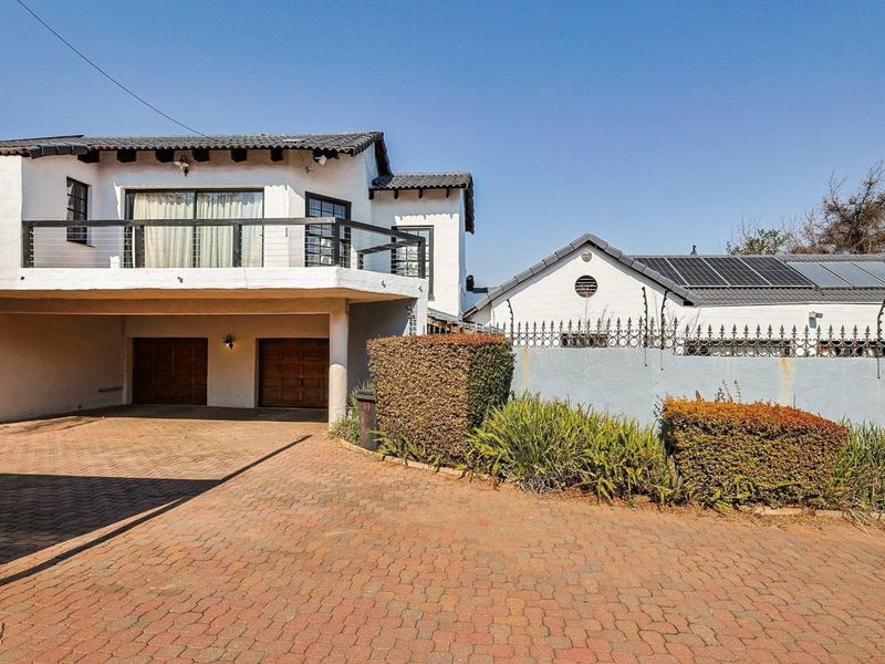 Experience Luxury Living in Waterkloof Ridge - Photo 5