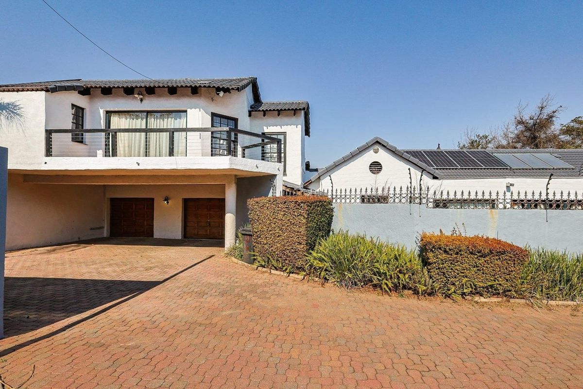 Experience Luxury Living in Waterkloof Ridge - Photo 5