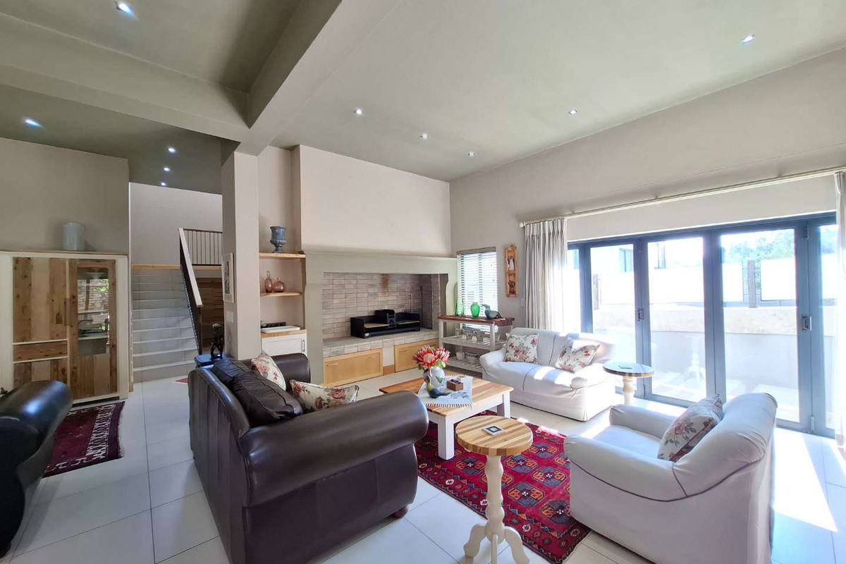 Refined Luxury Townhouse now selling a million dollars below valuation! - Photo 2