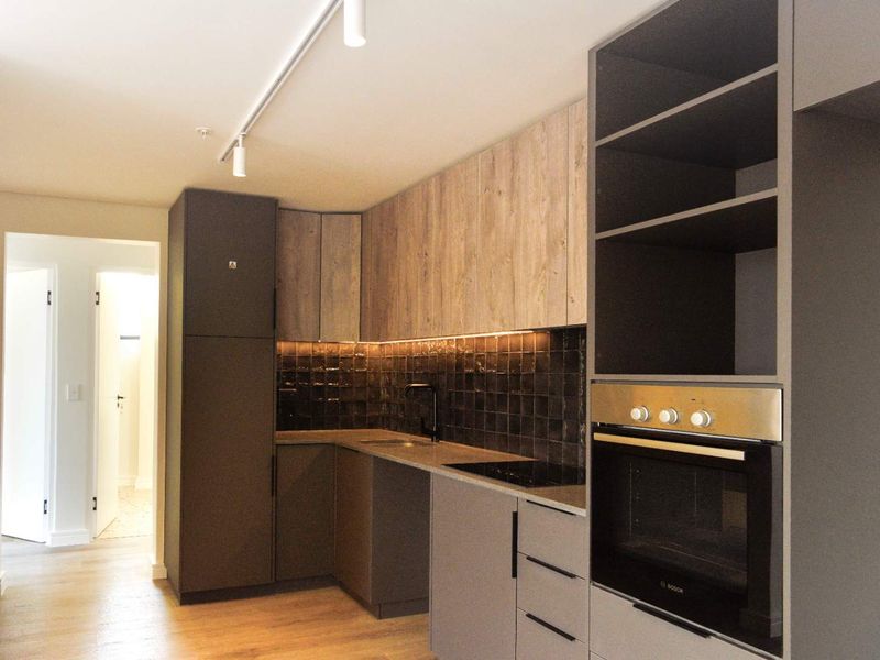 Ultra modern 8th Floor Corner Apartment with Magnificent Sea & Table Mountain Views - Photo 3
