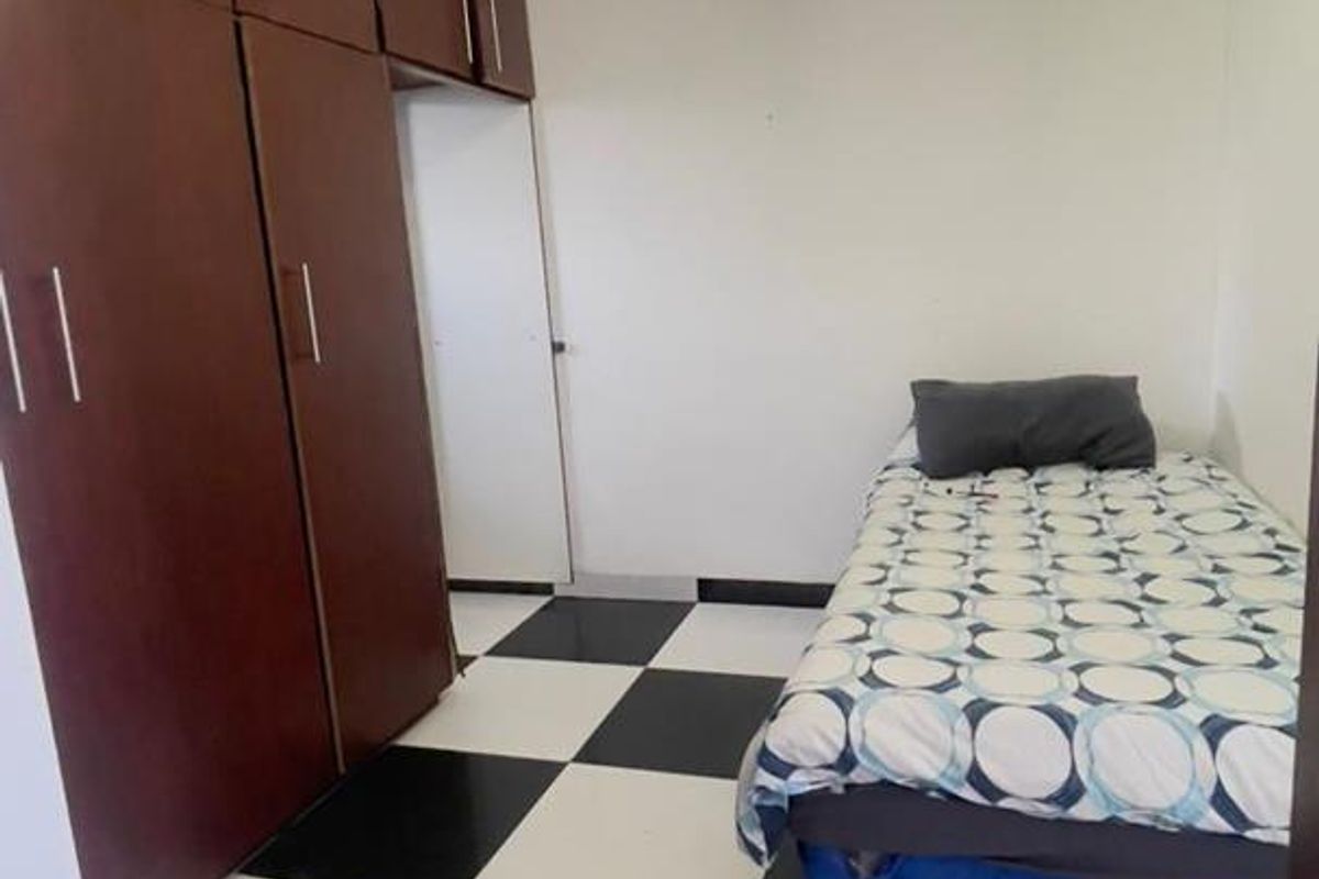 Charming 1.5 Bedroom Apartment with Modern Amenities and Convenient Location - Photo 5