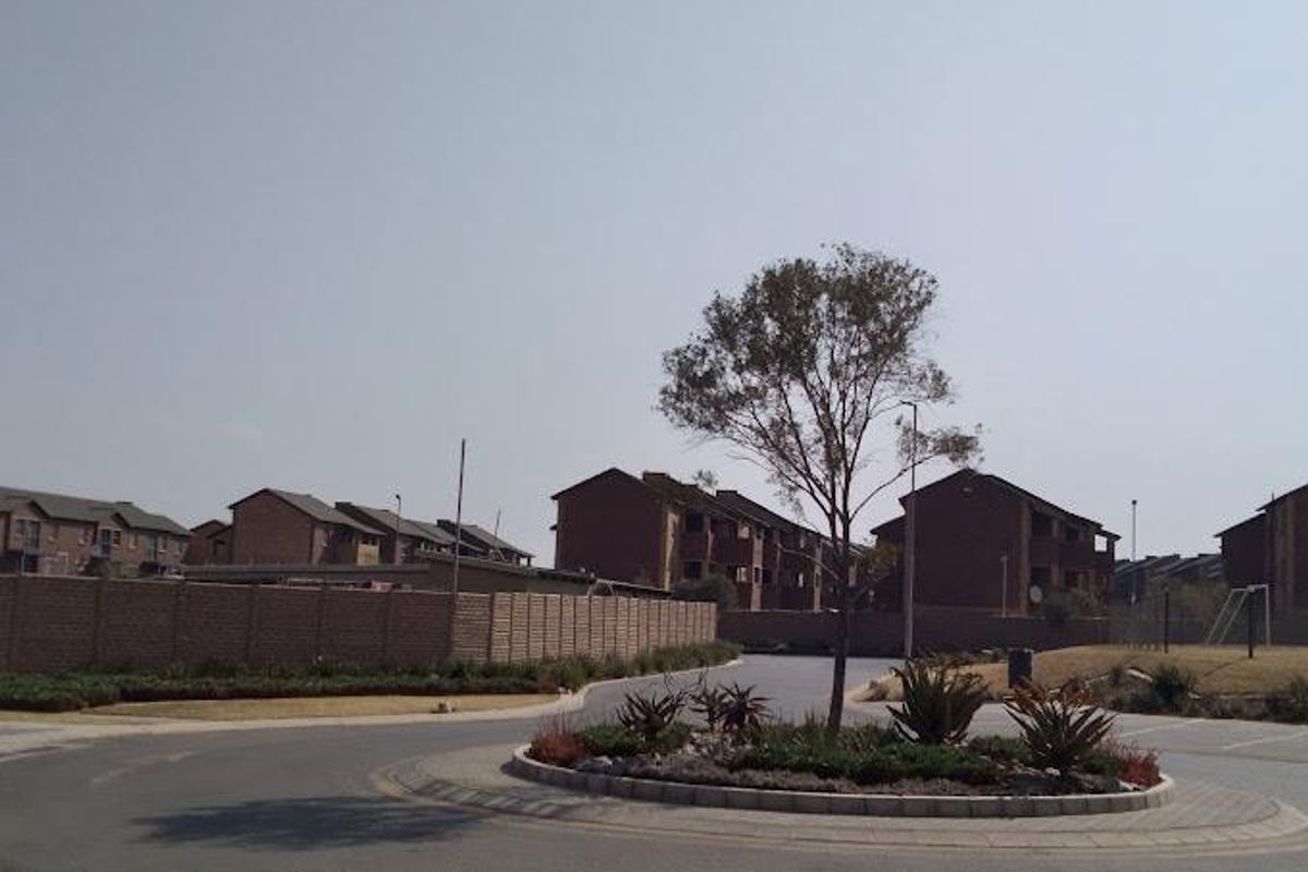 2 Bedroom Upstairs Unit - Photo 3