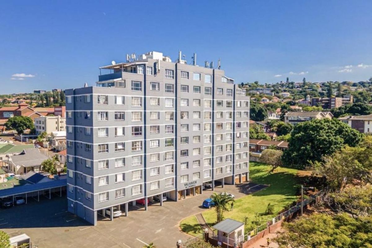 Penthouse with Massive Balcony & Spectacular 270° Views – Glenwood Gem! - Photo 2