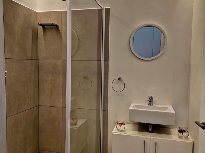 Trendy STUDIO apartment with all amenities and balcony , lovely views with parking - Photo 7