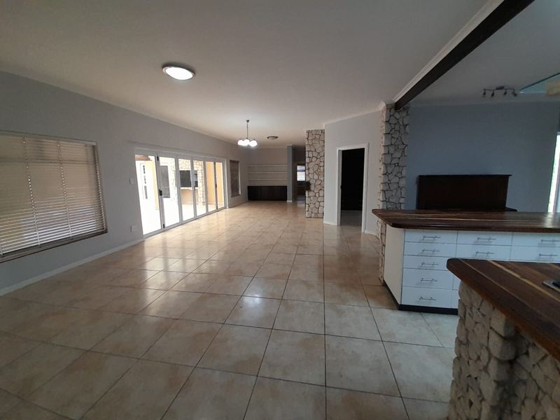SPACIOUS FAMILY HOUSE AT ROSSMUND !! - Photo 8