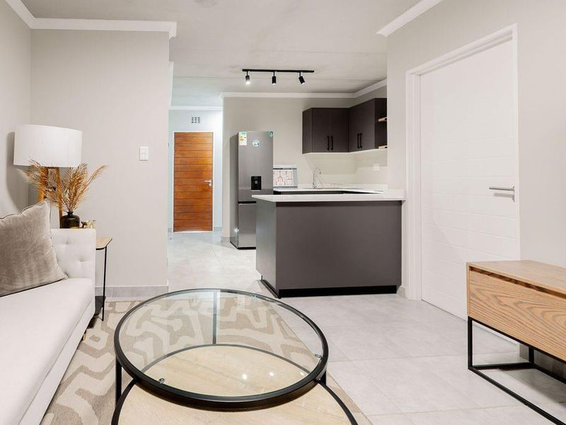 Stunning 2-Bedroom, 2-Bathroom first floor apartment - Photo 3