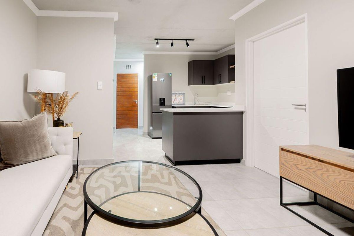Stunning 2-Bedroom, 2-Bathroom first floor apartment - Photo 3