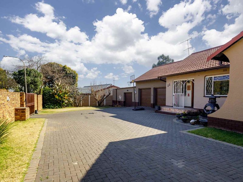 Exceptional Family Home with Outstanding Rental Potential – A Must View! - Photo 4