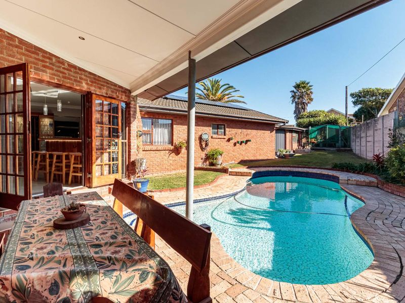 Walk to the Beach... Come Home to the Ultimate Family Entertainer! - Photo 10