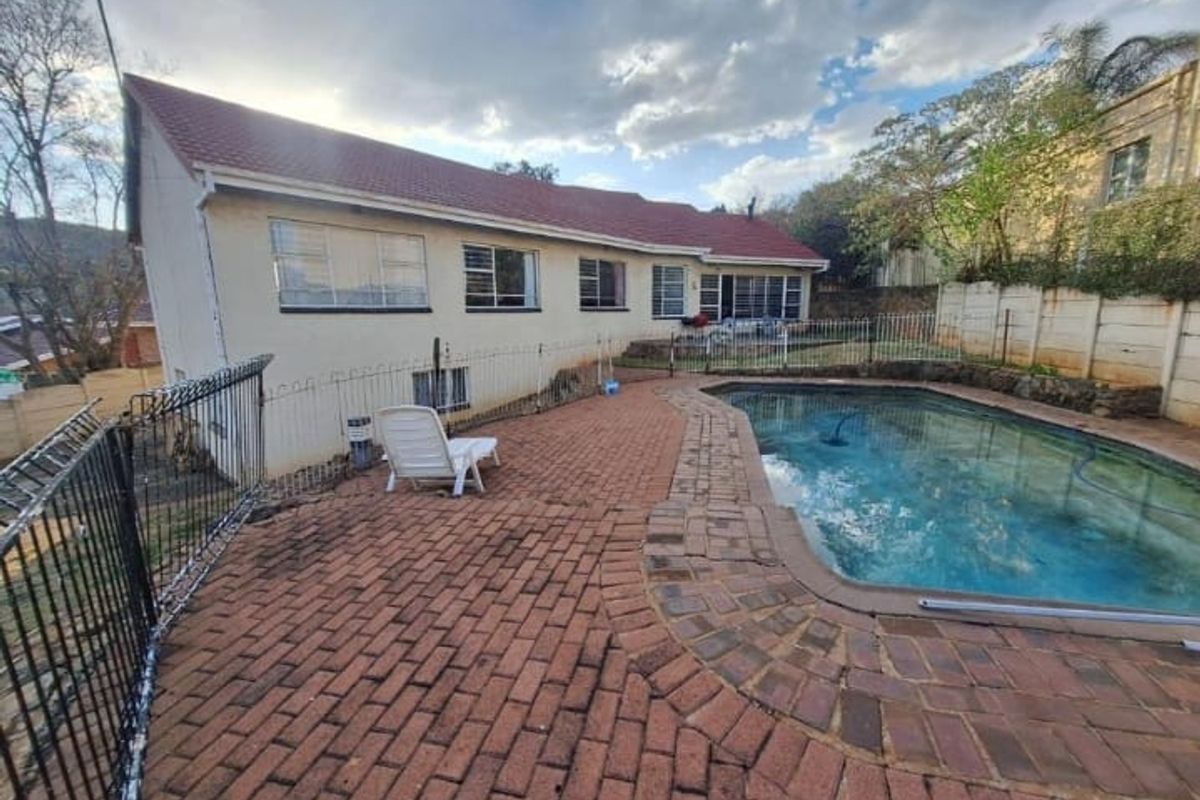 4 Bedroom House for Sale in Kiblerpark Johannesburg South - Photo 5