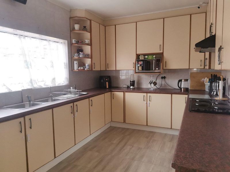 4 Bedroom House For Sale in Vanderbijlpark SE1 - Photo 5