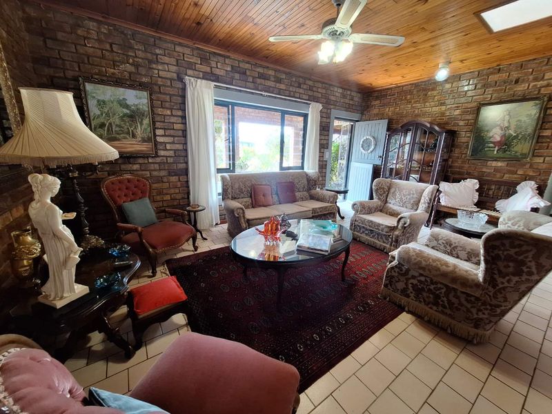 Charming 4 Bedroom Home in Boggomsbaai: Perfect for Reirement or Family Retreat - Photo 7